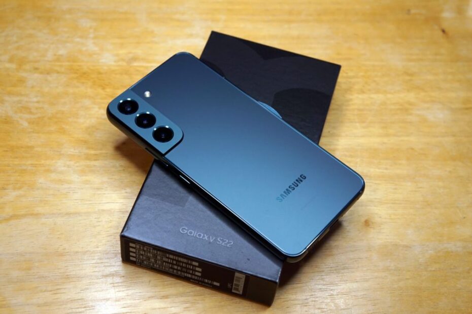Samsung Galaxy S22 on box