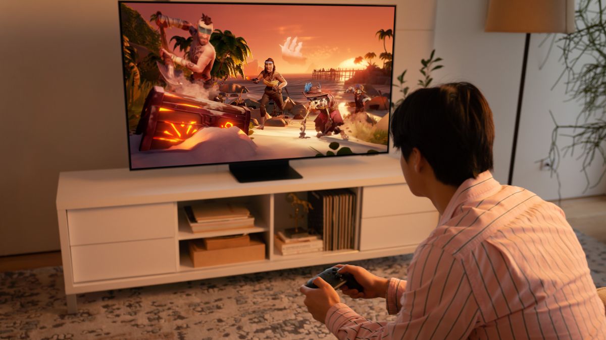 Someone playing Sea of Thieves via Xbox Cloud Gaming on a Samsung Smart TV