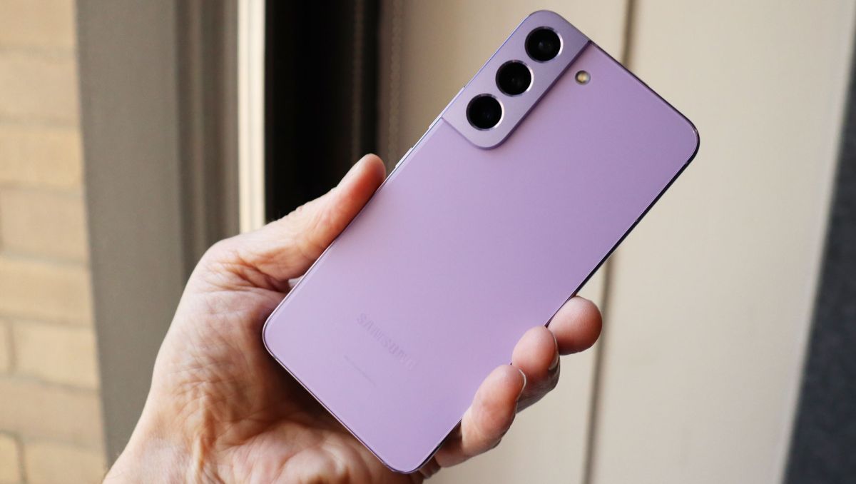 Samsung Galaxy S22 Bora Purple in hand